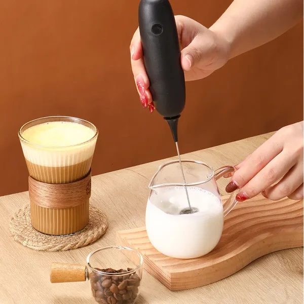 Mini Batedor Portátil, você consegue aquela espuma de cafeteria ou o seu whey perfeitamente dissolvido em segundos